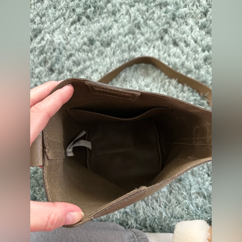 Madewell leather bucket bag in olive green - Picture 2 of 6